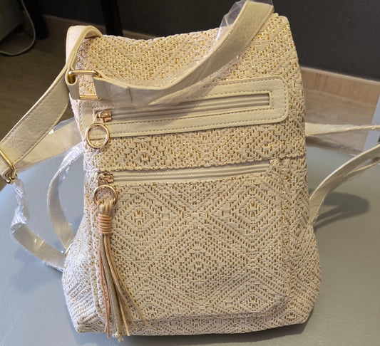 Mochila con hilos dorados